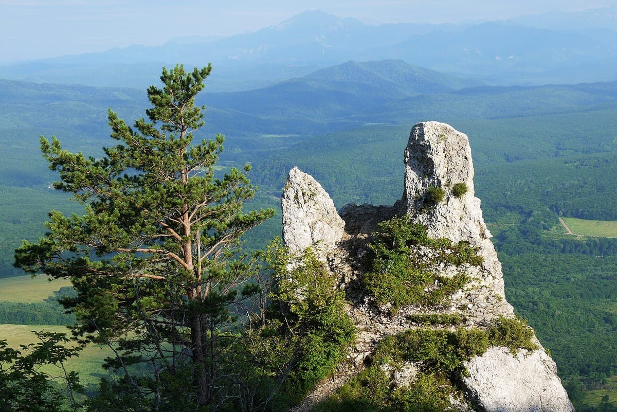 Скала Чёртов палец на хребте Уна-Коз, куда поднимает канатная дорога